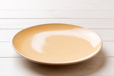 Çimento arka planındaki boş turuncu plakanın perspektif görüntüsü. Tasarımın için boş boşluk.