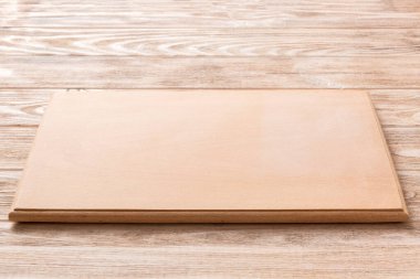 Çimento arka planında tahta kesme tahtası manzarası. Tasarımın için boş boşluk.