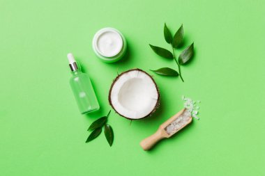 Hindistan cevizi yağı dolu kavanozlar ve renkli arka planda kozmetik kremi. Üst Manzara. Metnin için boş yer. Doğal spa Hindistan cevizi kozmetik ve organik tedavi konsepti Hindistan cevizi spa bileşimi.