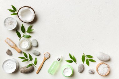 Hindistan cevizi yağı dolu kavanozlar ve renkli arka planda kozmetik kremi. Üst Manzara. Metnin için boş yer. Doğal spa Hindistan cevizi kozmetik ve organik tedavi konsepti Hindistan cevizi spa bileşimi.