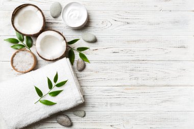 Hindistan cevizi yağı dolu kavanozlar ve renkli arka planda kozmetik kremi. Üst Manzara. Metnin için boş yer. Doğal spa Hindistan cevizi kozmetik ve organik tedavi konsepti Hindistan cevizi spa bileşimi.