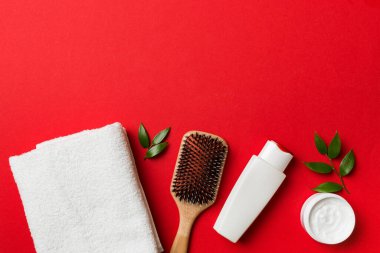 Saç bakımı, krem ve havlu için renkli bir arka plan görüntüsü. düz yat.