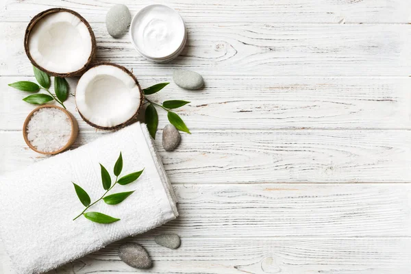 Hindistan cevizi yağı dolu kavanozlar ve renkli arka planda kozmetik kremi. Üst Manzara. Metnin için boş yer. Doğal spa Hindistan cevizi kozmetik ve organik tedavi konsepti Hindistan cevizi spa bileşimi.