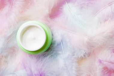 Spa kozmetik ürünleri, krem şişeleri, markalaşma modelleri, tüylü üst manzara. Düz yatıyordu.