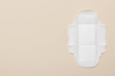 Kadın hijyen ürünleri ya da renkli arka planda hijyenik ped. Pastel renk. - Yakın çekim. Mesaj için boş bir yer. Kadın günlük hijyeni..