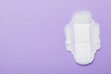 Kadın hijyen ürünleri ya da renkli arka planda hijyenik ped. Pastel renk. - Yakın çekim. Mesaj için boş bir yer. Kadın günlük hijyeni..