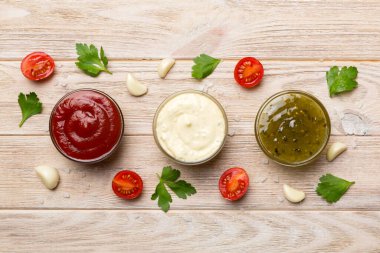 Masada bir sürü farklı sos ve bitki vardı, düz bir manzarası vardı. Baharatlı soslar sağlıklı konsept..