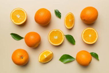 Renkli arka planda taze portakal dilimlerinin meyve deseni. Üst Manzara. Uzayı kopyala yaratıcı yaz konsepti. Minimum düzlükteki turunçgillerin yarısı.