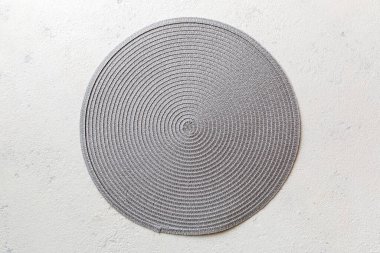 Çimento arka planında yemek için yuvarlak masa örtüsü manzarası. Tasarımın için boş boşluk.