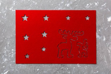 Çimento arka planında yiyecek için kırmızı masa örtüsünün üst görüntüsü. Tasarımın için boş boşluk.