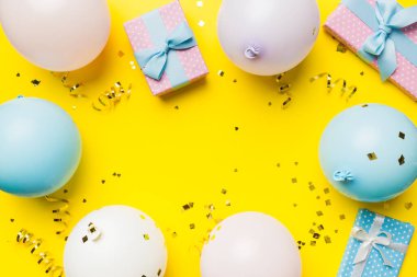 Pastel renkli arka plan üzerine düz bir parti dekorasyonu konsepti. Aşk konsepti. Tatil kutlaması. Sevgililer Günü ya da doğum günü partisi dekorasyonu.