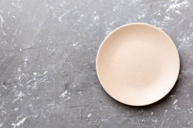 Beton zemin üzerinde boş ışık plakası üst görünümü. Tasarımın için boş boşluk.