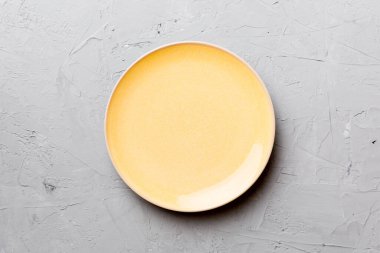 Çimento arka planındaki boş turuncu plakanın üst görüntüsü. Tasarımın için boş boşluk.