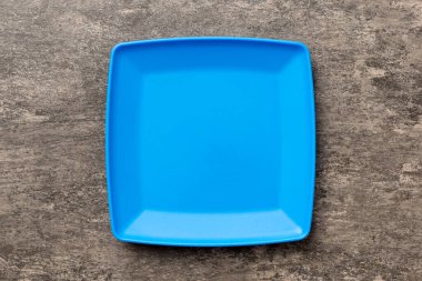 Çimento arka planındaki boş kare plakanın üst görünümü. Tasarımın için boş boşluk.