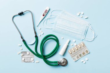 Tıbbi geçmişi var. Masada steteskoplu bir sürü ilaç ya da hap var. Kapatın. Sağlık hizmetleri eczanesi ve tıp konsepti.