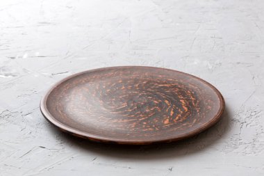 Çimento arka planındaki boş plakanın perspektif görüntüsü. Tasarımın için boş boşluk.