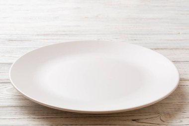 Ahşap zemin üzerinde boş ışık plakası perspektifi. Tasarımın için boş boşluk.