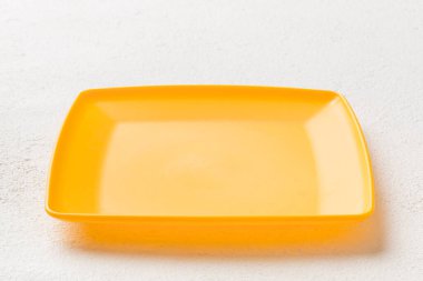 Beton zemin üzerinde boş kare plakanın perspektif görünümü. Tasarımın için boş boşluk.