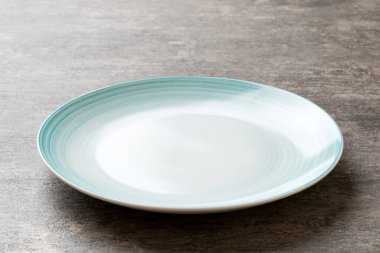 Beton zemin üzerinde boş mavi plakanın perspektif görünümü. Tasarımın için boş boşluk.