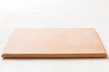 Çimento arka planında tahta kesme tahtası manzarası. Tasarımın için boş boşluk.