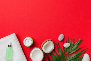 Hindistan cevizi yağı dolu kavanozlar ve renkli arka planda kozmetik kremi. Üst Manzara. Metnin için boş yer. Doğal spa Hindistan cevizi kozmetik ve organik tedavi konsepti Hindistan cevizi spa bileşimi.