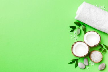 Hindistan cevizi yağı dolu kavanozlar ve renkli arka planda kozmetik kremi. Üst Manzara. Metnin için boş yer. Doğal spa Hindistan cevizi kozmetik ve organik tedavi konsepti Hindistan cevizi spa bileşimi.