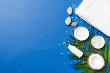 Hindistan cevizi yağı dolu kavanozlar ve renkli arka planda kozmetik kremi. Üst Manzara. Metnin için boş yer. Doğal spa Hindistan cevizi kozmetik ve organik tedavi konsepti Hindistan cevizi spa bileşimi.