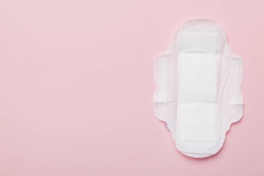 Kadın hijyen ürünleri ya da renkli arka planda hijyenik ped. Pastel renk. - Yakın çekim. Mesaj için boş bir yer. Kadın günlük hijyeni..