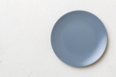 Ahşap zemin üzerinde boş ışık plakası üst görünümü. Tasarımın için boş boşluk.