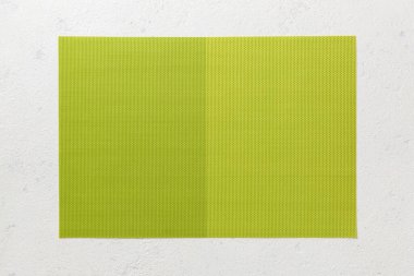 Çimento arka planındaki yiyecek için yeşil masa örtüsünün üst görüntüsü. Tasarımın için boş boşluk.