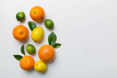 Meyve arkaplanı. Renkli masada renkli taze meyveler. Portakal, limon, greyfurt. Sağlıklı yazı kavramı için. Düz konum, üst görünüm, kopyalama alanı.