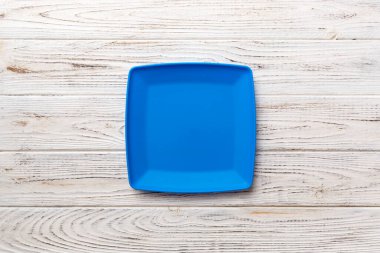 Ahşap zemin üzerinde boş kare plakanın üst görünümü. Tasarımın için boş boşluk.