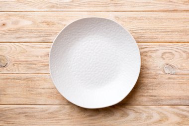 Ahşap zemin üzerinde boş ışık plakası üst görünümü. Tasarımın için boş boşluk.