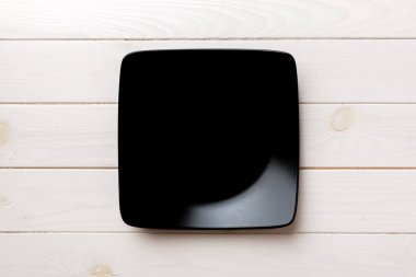 Ahşap zemin üzerinde boş kare plakanın üst görünümü. Tasarımın için boş boşluk.
