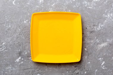 Çimento arka planındaki boş kare plakanın üst görünümü. Tasarımın için boş boşluk.