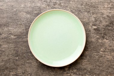 Çimento arka planındaki boş yeşil plakanın üst görüntüsü. Tasarımın için boş boşluk.