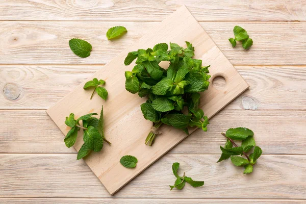 Fresh Mint Cutting Board Table Top View Flat Lay Space — Stock Photo, Image