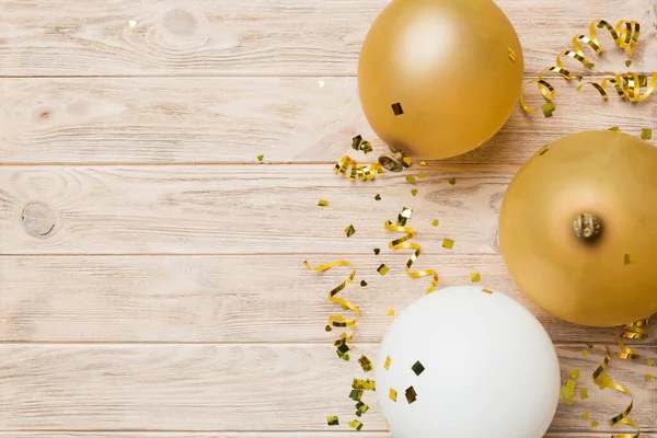 Arka planda yuvarlak balonlar ve konfetilerden oluşan çok renkli balonlar var. Doğum günü partisi geçmişi.