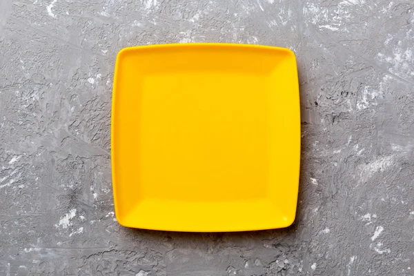 Çimento arka planındaki boş kare plakanın üst görünümü. Tasarımın için boş boşluk.
