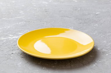 Beton zemin üzerinde boş mavi plakanın perspektif görünümü. Tasarımın için boş boşluk.