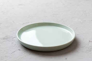 Beton zemin üzerinde boş mavi plakanın perspektif görünümü. Tasarımın için boş boşluk.