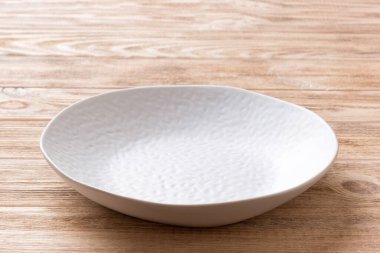 Ahşap zemin üzerinde boş ışık plakası perspektifi. Tasarımın için boş boşluk.