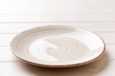 Çimento arka planındaki boş renkli plakanın perspektif görüntüsü. Tasarımın için boş boşluk.