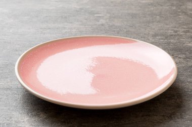 Çimento arka planında boş pembe plaka manzarası. Tasarımın için boş boşluk.