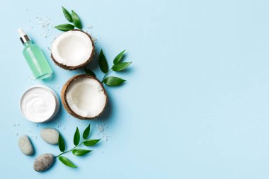 Hindistan cevizi yağı dolu kavanozlar ve renkli arka planda kozmetik kremi. Üst Manzara. Metnin için boş yer. Doğal spa Hindistan cevizi kozmetik ve organik tedavi konsepti Hindistan cevizi spa bileşimi.