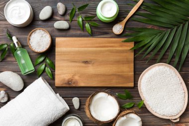 Hindistan cevizi yağı dolu kavanozlar ve renkli arka planda kozmetik kremi. Üst Manzara. Metnin için boş yer. Doğal spa Hindistan cevizi kozmetik ve organik tedavi konsepti Hindistan cevizi spa bileşimi.