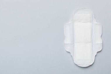 Kadın hijyen ürünleri ya da renkli arka planda hijyenik ped. Pastel renk. - Yakın çekim. Mesaj için boş bir yer. Kadın günlük hijyeni..