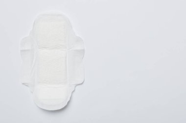 Kadın hijyen ürünleri ya da renkli arka planda hijyenik ped. Pastel renk. - Yakın çekim. Mesaj için boş bir yer. Kadın günlük hijyeni..