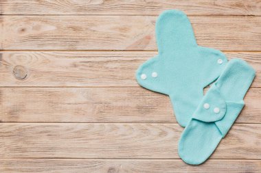 Çevre dostu yeniden kullanılabilir kadın pedleri. Renkli, parlak, yeniden kullanılabilir adet pedleri. sıfır atık kadın dönemi konsepti kopya alanı ile üst görünüm.