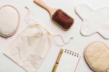 Sıfır atık. Çevre dostu günlük aksesuarlar. en üstteki görünüm.